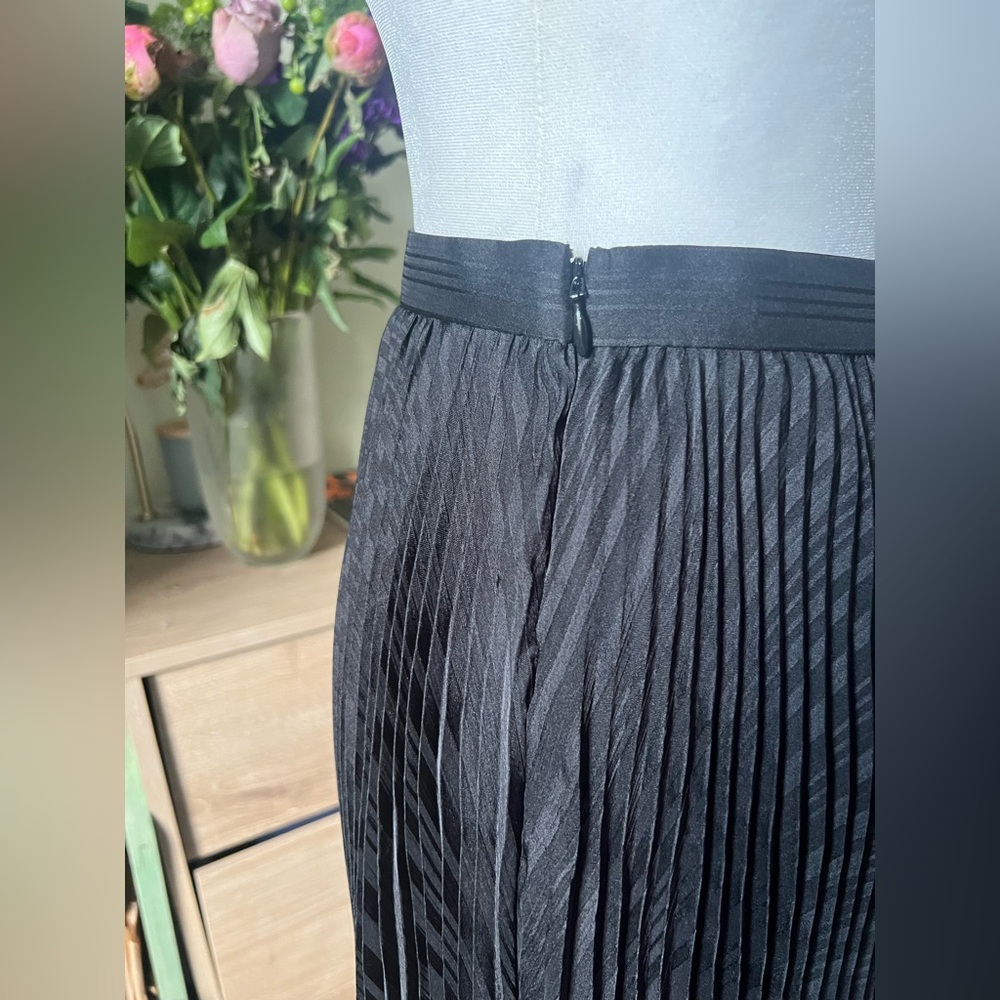 CLUB MONACO Black Pleated Flare Circle Modest Midi Knee-Length Shiny Skirt Sz XS - Picture 7 of 16